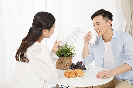 青年情侣吃早餐图片