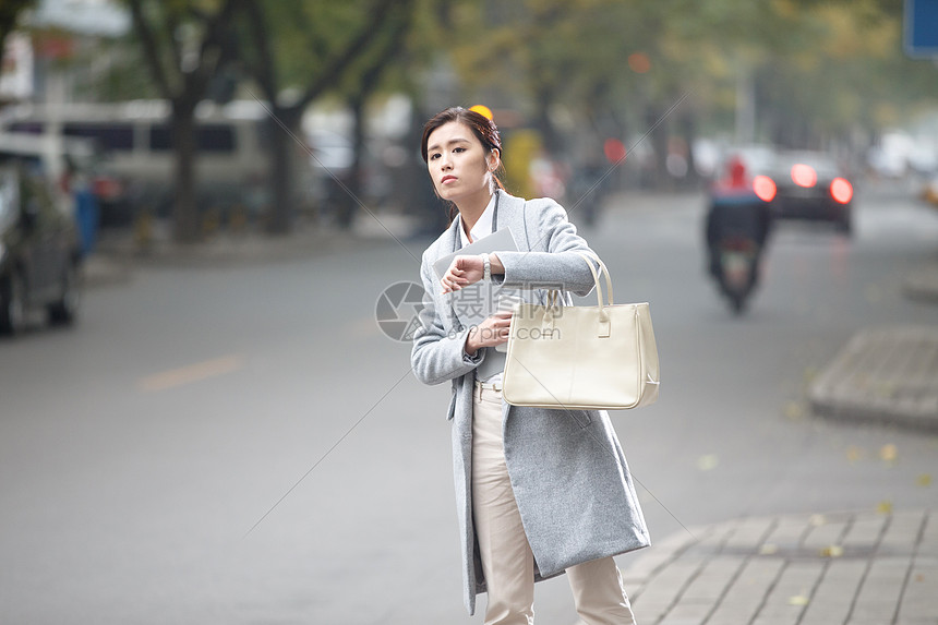 车站白昼旅行青年女人在路边等出租车图片