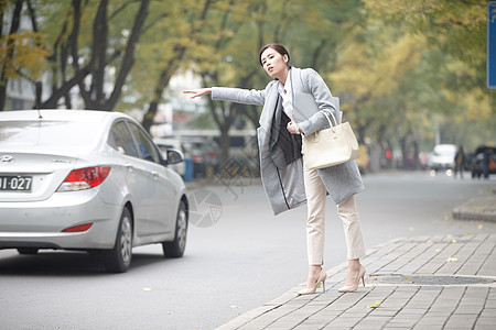 上班高峰街景车站街道青年女人在路边等出租车背景