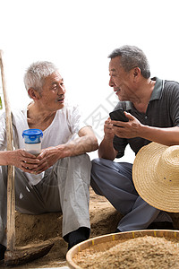 老年男人两位老农民在聊天高清图片