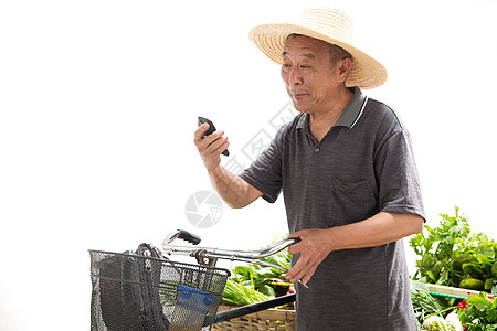 体力劳动收获老农民拿着手机图片