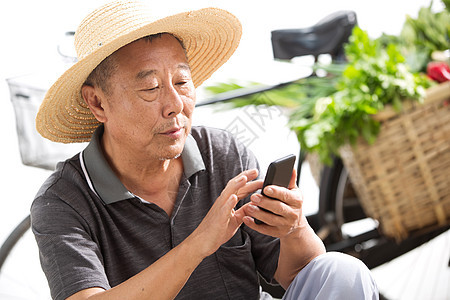 老年男人收获老农民拿着手机图片