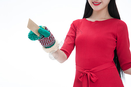 手套快乐东方人穿着圣诞服的青年女人拿着银行卡高清图片