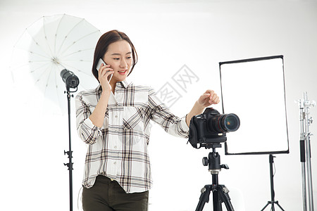 科技技能肖像彩色图片技能青年女摄影师拿着手机背景