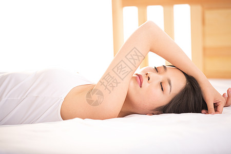 起居室舒服亚洲人漂亮的青年女人在卧室图片