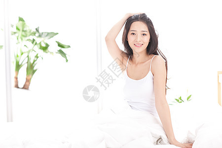 满意床上用品漂亮的青年女人在卧室图片
