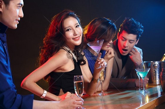 男人青年男人美女青年男女在酒吧喝酒图片