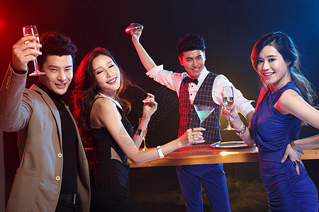 调酒师亚洲夜生活青年男女在酒吧喝酒高清图片