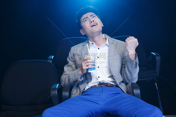 亚洲休闲活动庆祝一个青年男人在电影院看电影图片