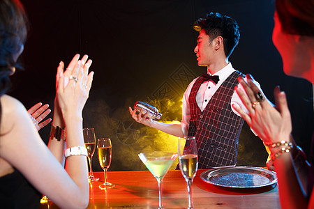 香檳休闲活动放松酒杯青年男女在酒吧喝酒背景