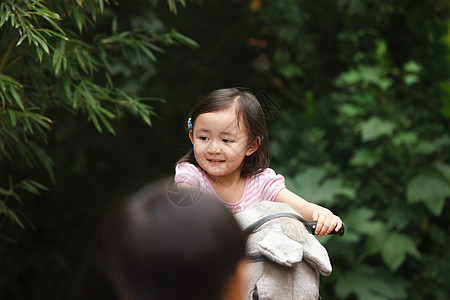 仅女孩儿童玩耍可爱的小女孩在骑摇摆木马图片素材