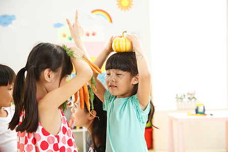 教师节纯洁桌子学龄儿童老师和儿童在幼儿园里背景