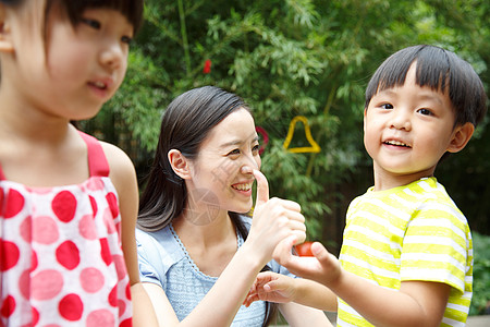 东亚可爱的相伴幼儿园里教师在安慰受伤的儿童图片素材