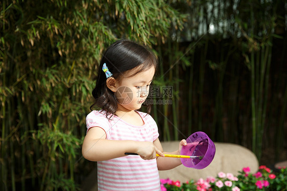 艺术4岁到5岁合作幼儿园的学生在做手工图片