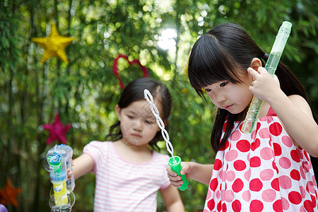 人的头部白昼5到6岁可爱的小女孩在户外玩耍图片