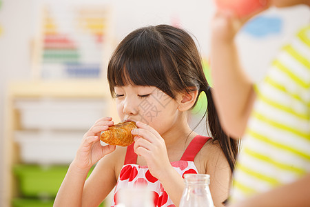 幼儿园儿童在吃早餐面包高清图片