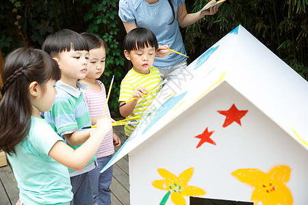 做幸福女人可爱的活力幼儿园的师生在做手工背景