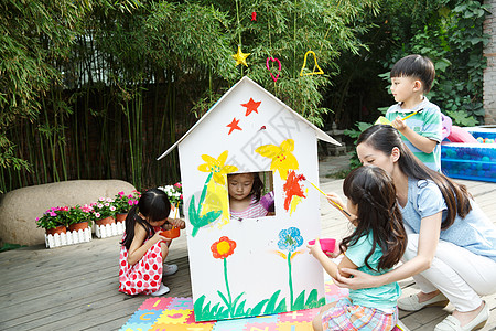 玩偶做在金币上青年女人蹲亚洲人幼儿园的师生在做手工背景