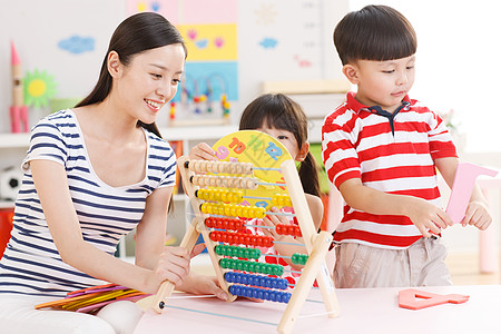 拿算盘女孩老师和儿童在幼儿园里学习背景