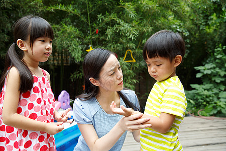 幼儿园里教师在安慰受伤的儿童图片素材