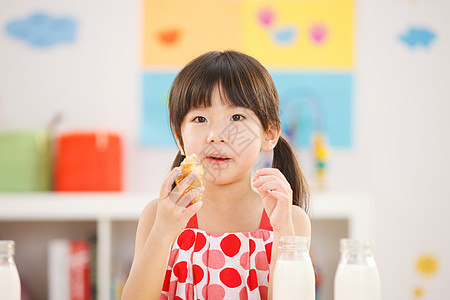 教育成长幼儿园儿童在吃早餐图片