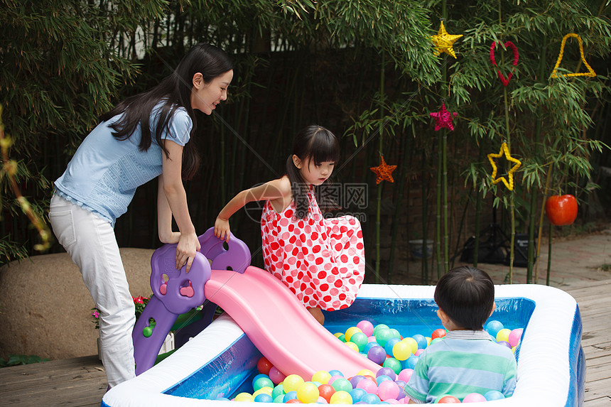 幼儿园儿童和教师在户外玩耍图片