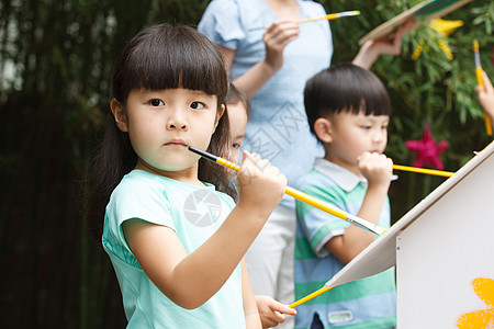 幼儿园的师生在做手工背景图片