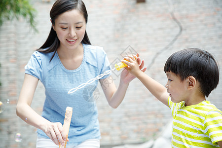 幼儿园里老师和男孩在户外图片