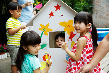 少量人群蹲学生幼儿园的师生在做手工图片