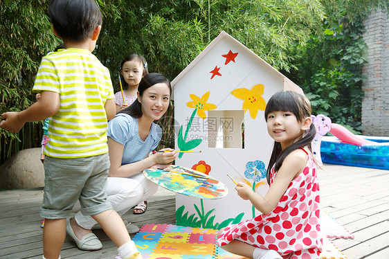 站着摄影私立学校幼儿园的师生在做手工图片