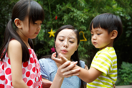 发展痛苦纯洁幼儿园里教师在安慰受伤的儿童图片素材