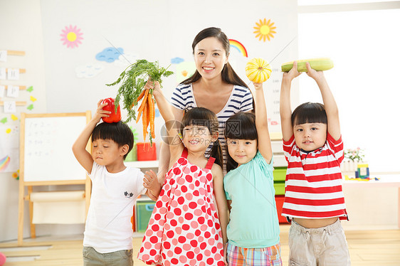 快乐享乐老师和儿童在幼儿园里图片