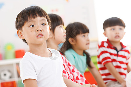 户内生长童年幼儿园儿童在娱乐室玩耍图片