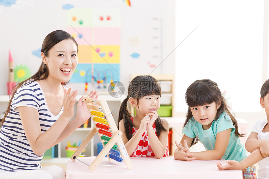 摄图网为您提供照片正版 高清照片下载,该高清照片标题为幼儿园里的
