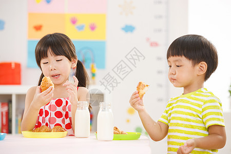 幼儿园儿童在吃早餐图片