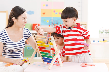 教育东亚水平构图老师和儿童在幼儿园里图片