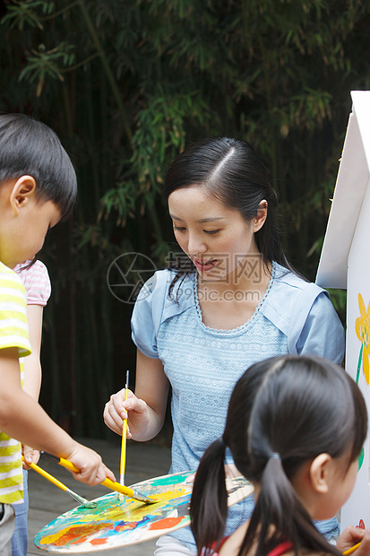 协助教师材料幼儿园的师生在做手工图片