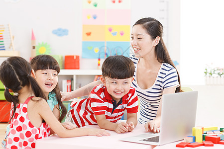 多个学生和老师多个人友谊互联网幼儿园里老师和儿童使用电脑背景