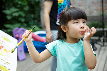 相伴纯洁男孩幼儿园的学生在做手工图片