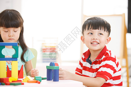 外国女生生长人休闲装幼儿园儿童在娱乐室玩耍背景