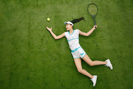 运动时尚的青年女人打网球图片
