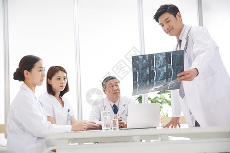 医务工作者在看X光片图片