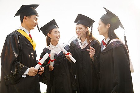 纪念证书青年大学生穿着学士服庆祝毕业背景