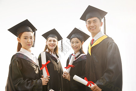 纪念证书大学生穿着学士服庆祝毕业背景