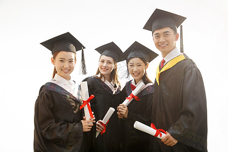 成功女性毕业大学生穿着学士服庆祝毕业背景