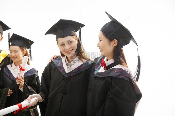 大学生穿着学士服庆祝毕业图片