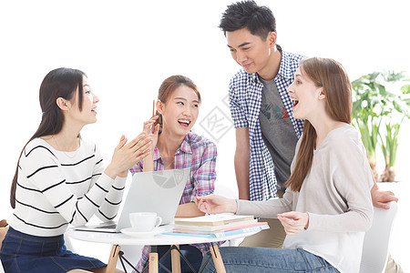 网上学习成年人男人知识年轻的大学生在使用电脑背景