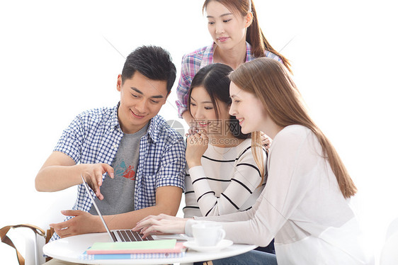 高等学府彩色图片友谊年轻的大学生在使用电脑图片