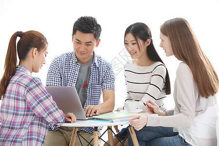 亚洲高等学府男人年轻的大学生在使用电脑图片