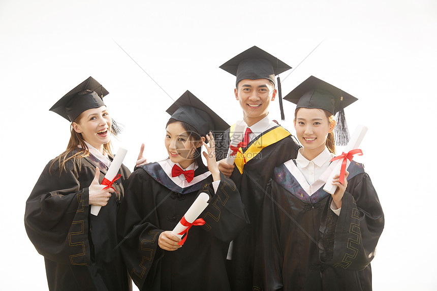 毕业大学生穿着学士服庆祝毕业图片